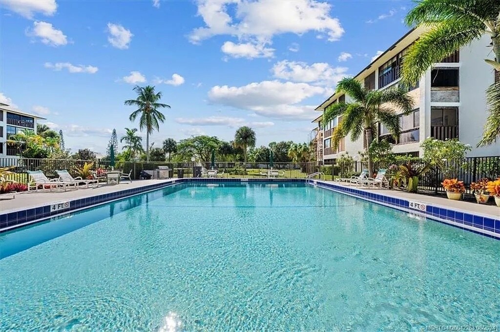 166 SE Saint Lucie Blvd, Unit 406 in Stuart, FL - Building Photo
