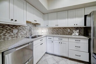 1330 Augusta Dr in Houston, TX - Building Photo - Building Photo
