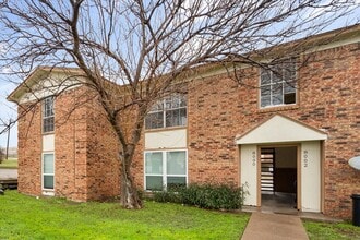 8000 Cambridge Cir in Fort Worth, TX - Building Photo - Building Photo
