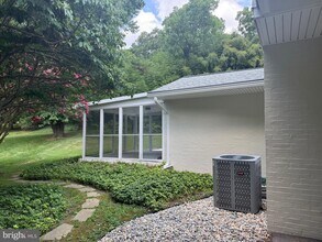 1306 Pine Ridge Ln in Pikesville, MD - Building Photo - Building Photo