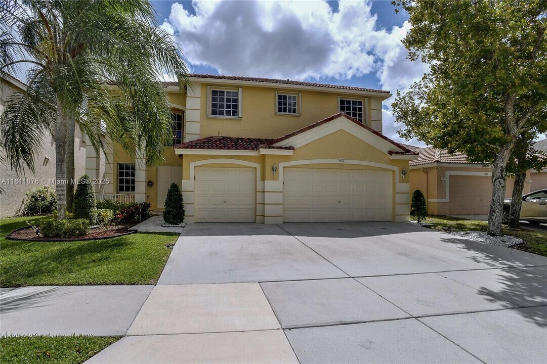 4322 Fox Ridge Dr in Weston, FL - Building Photo