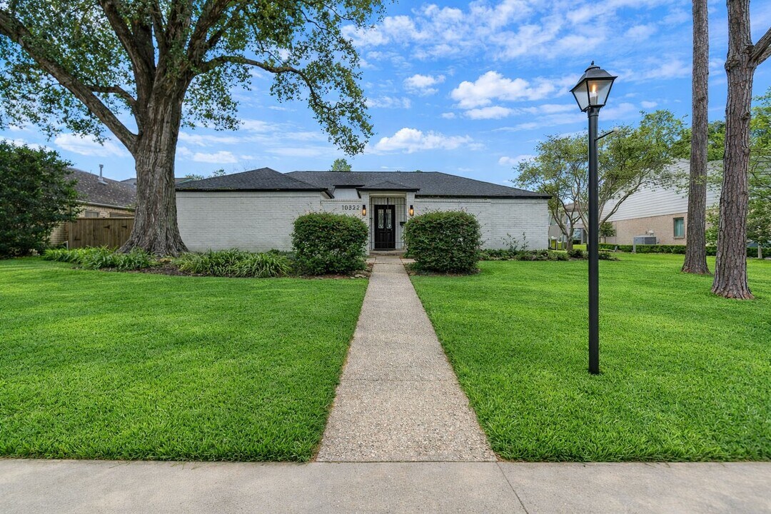 10322 Lynbrook Hollow St in Houston, TX - Building Photo