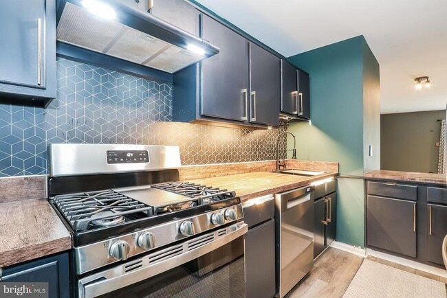 94 Teal Ct in East Windsor, NJ - Foto de edificio - Building Photo