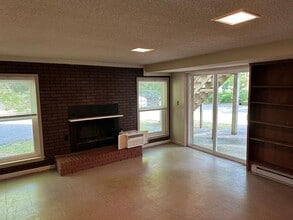 744 Crescent Dr in Reidsville, NC - Building Photo - Building Photo