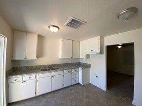 1001 S Owens St in Bakersfield, CA - Building Photo - Building Photo