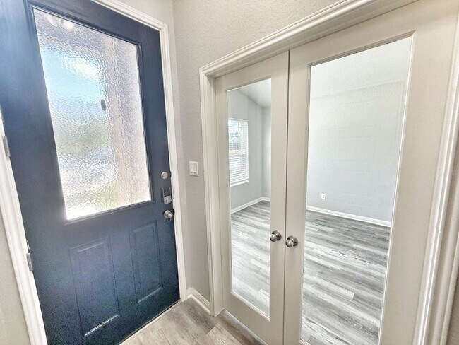 8819 Straight Oaks in San Antonio, TX - Building Photo - Building Photo