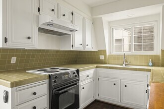 8130 Redlands St, Unit 12 in Playa Del Rey, CA - Building Photo - Building Photo