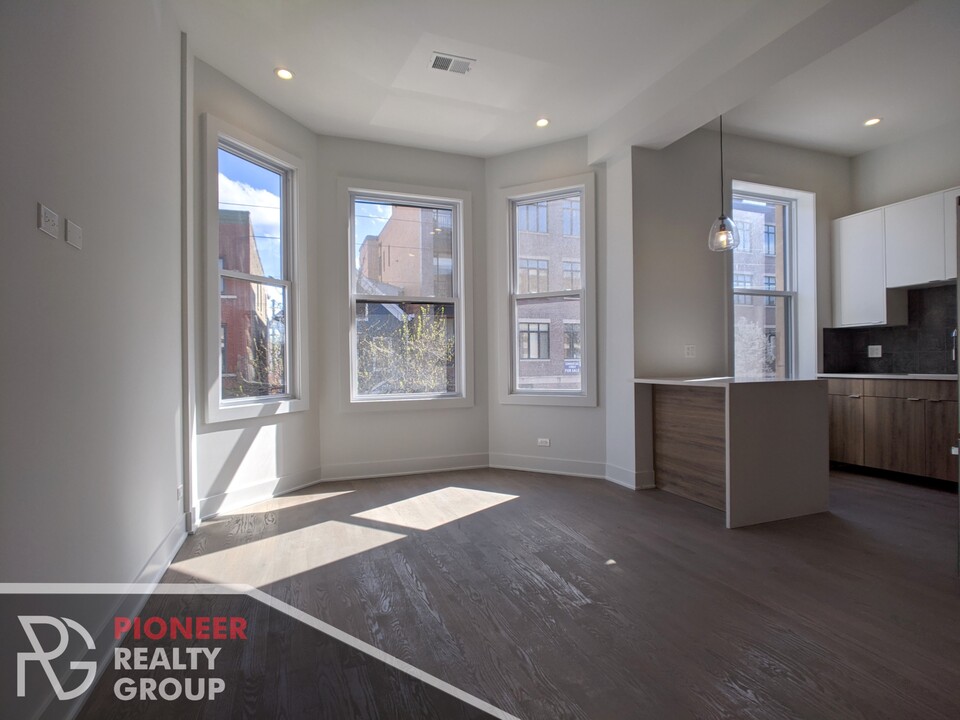 2114 W Belmont Ave, Unit 2120-2F in Chicago, IL - Building Photo