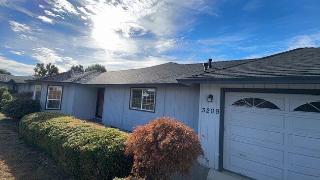 3209 Blackthorn Way in Medford, OR - Building Photo - Building Photo