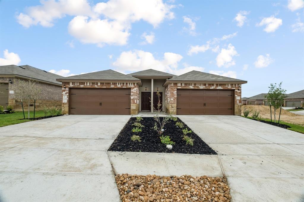 118 Samuel Dr in Mustang Ridge, TX - Building Photo