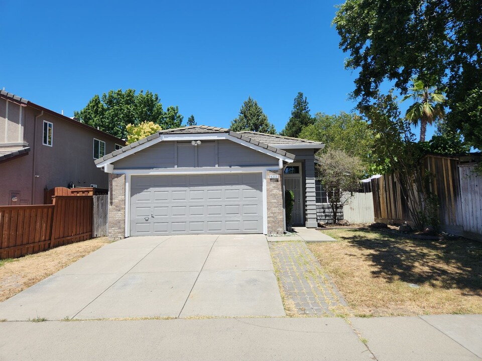 5205 Lodestar Way in Elk Grove, CA - Building Photo