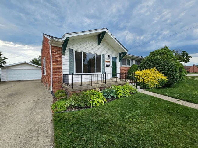 property at 31400 Lyons Cir W