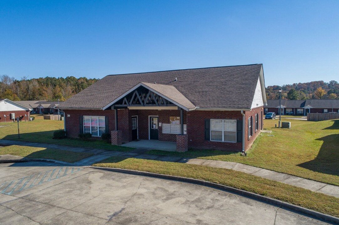 311 7th St N in Pell City, AL - Foto de edificio