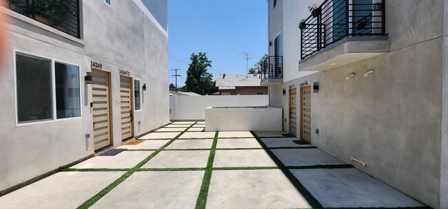 14249 Sylvan St in Van Nuys, CA - Building Photo - Building Photo