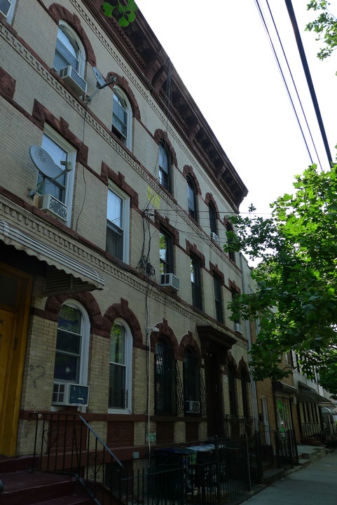 507 Onderdonk Ave in Flushing, NY - Foto de edificio