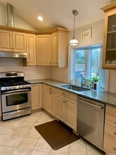 6 Lynn Ct in Hampton Bays, NY - Building Photo - Building Photo