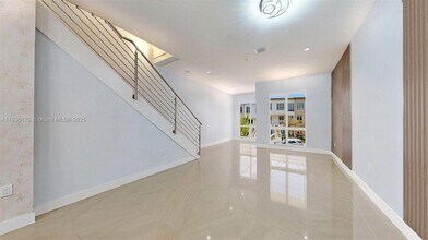 10255 NW 63rd Terrace in Doral, FL - Building Photo - Building Photo
