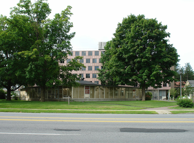 30-46 Union Ave in Saratoga Springs, NY - Foto de edificio - Building Photo