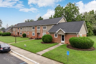 Church Manor in Smithfield, VA - Foto de edificio - Building Photo