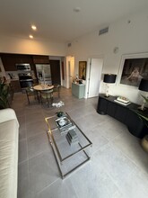 1942 Taylor St, Unit A1 in Hollywood, FL - Foto de edificio - Building Photo