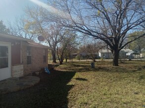 703 E 10th St in Kemp, TX - Foto de edificio - Building Photo