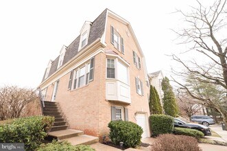 8016 Merry Oaks Ln in Vienna, VA - Building Photo - Building Photo