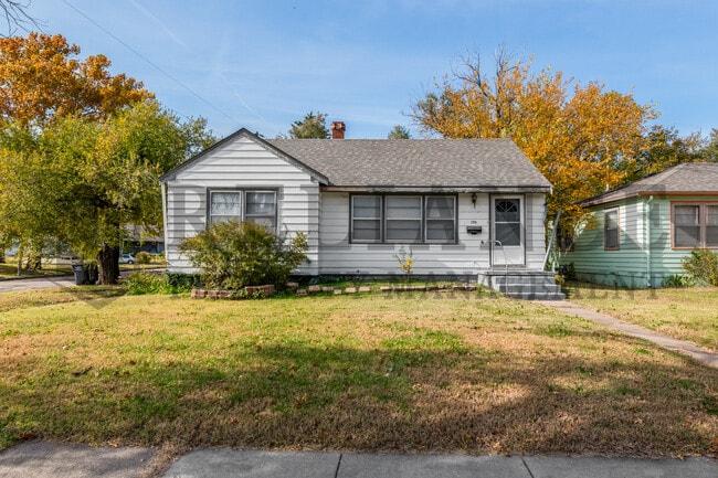 property at 1701 N Floberta Rd