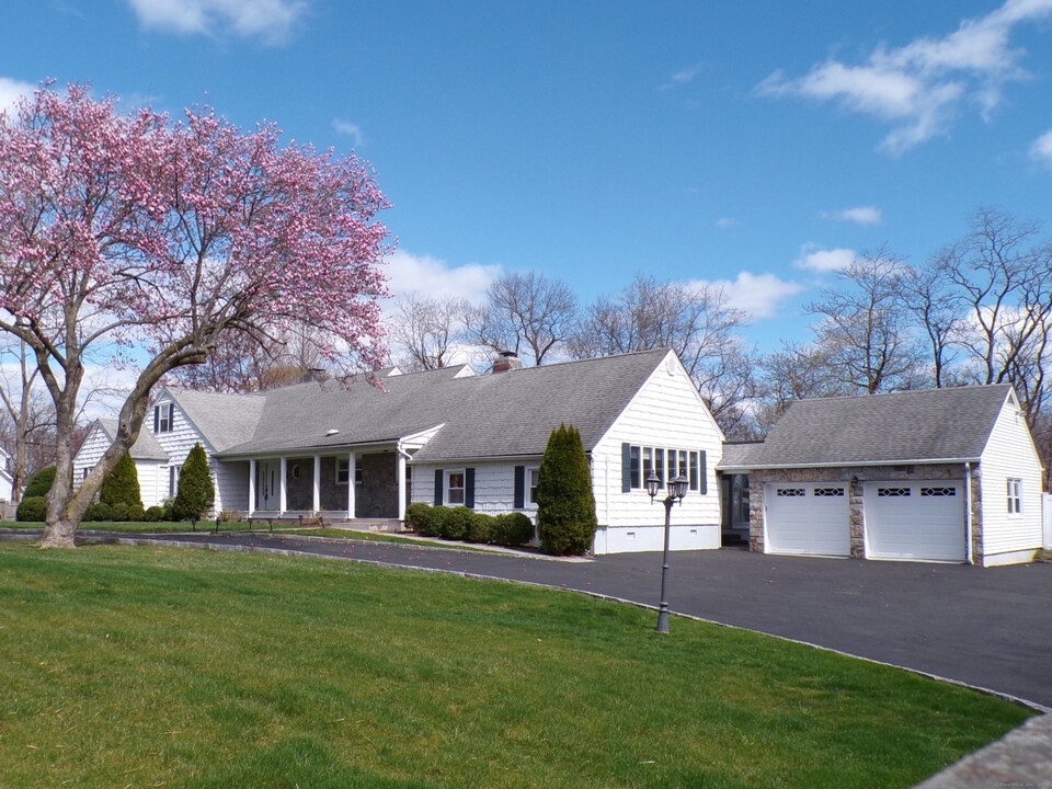 53 Stonehedge Dr S in Greenwich, CT - Building Photo