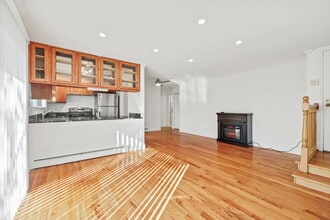 Natural Falls Resort Apartments in Woodridge, IL - Foto de edificio - Building Photo