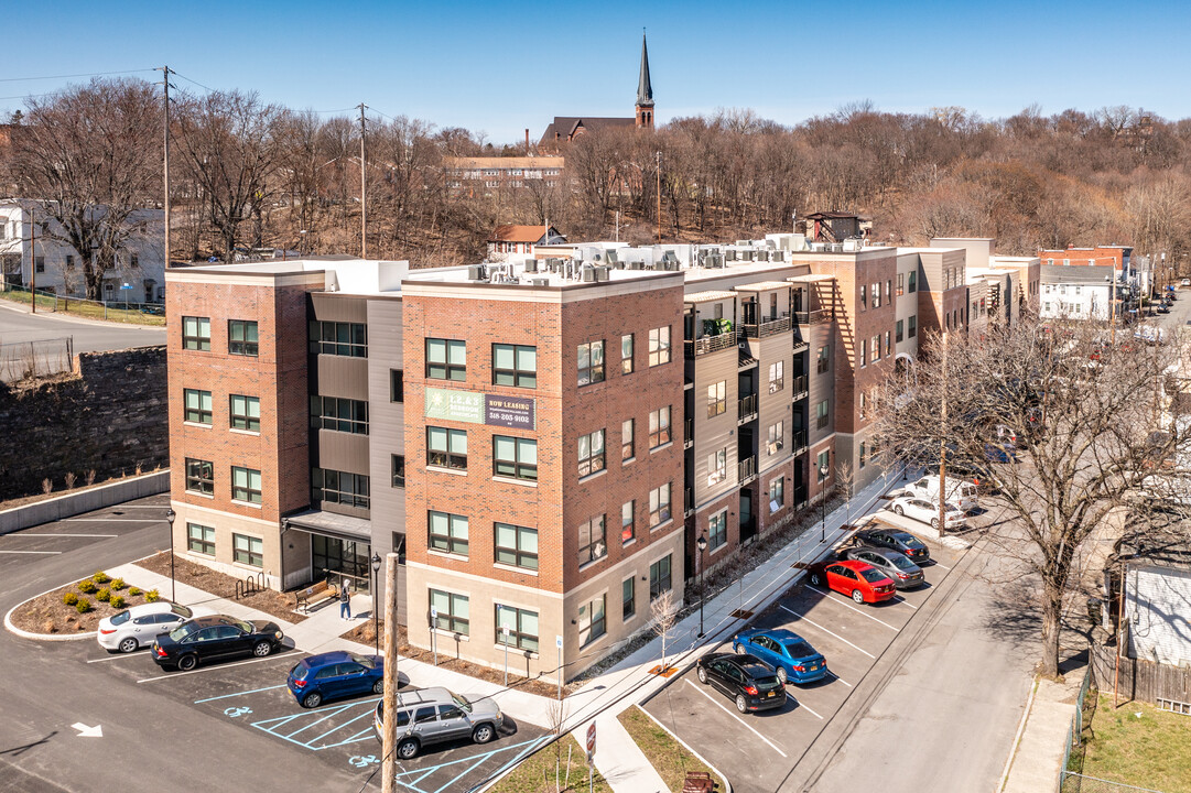 Mosaic Village in Cohoes, NY - Foto de edificio