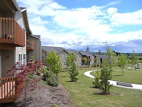 Valley Pointe Apartments in McMinnville, OR - Building Photo - Building Photo