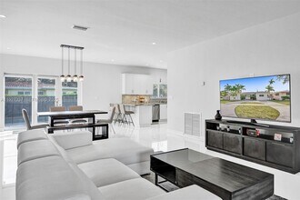 1102 Meadowlark Ave in Miami Springs, FL - Foto de edificio - Building Photo