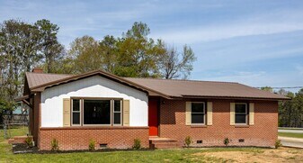 101 Lee Road 386 in Smiths Station, AL - Building Photo