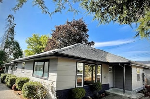 325 SE M St in Grants Pass, OR - Building Photo