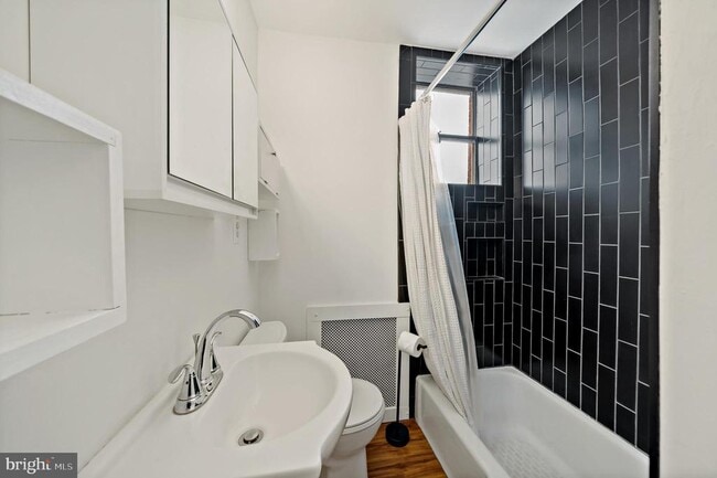 2400 S Hutchinson St in Philadelphia, PA - Building Photo - Building Photo