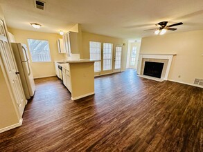 325 Regatta Ct-Unit -B in Lakeway, TX - Building Photo - Building Photo