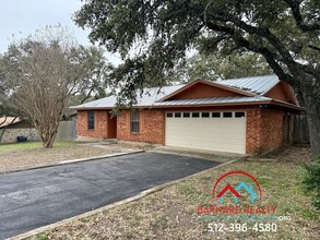 301 Quail Run Dr in San Marcos, TX - Building Photo - Building Photo