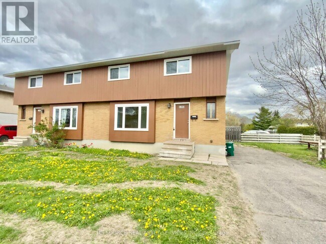 1393 Claymor Ave in Ottawa, ON - Building Photo - Building Photo