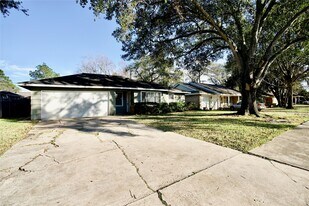 8733 Robindell Dr in Houston, TX - Building Photo