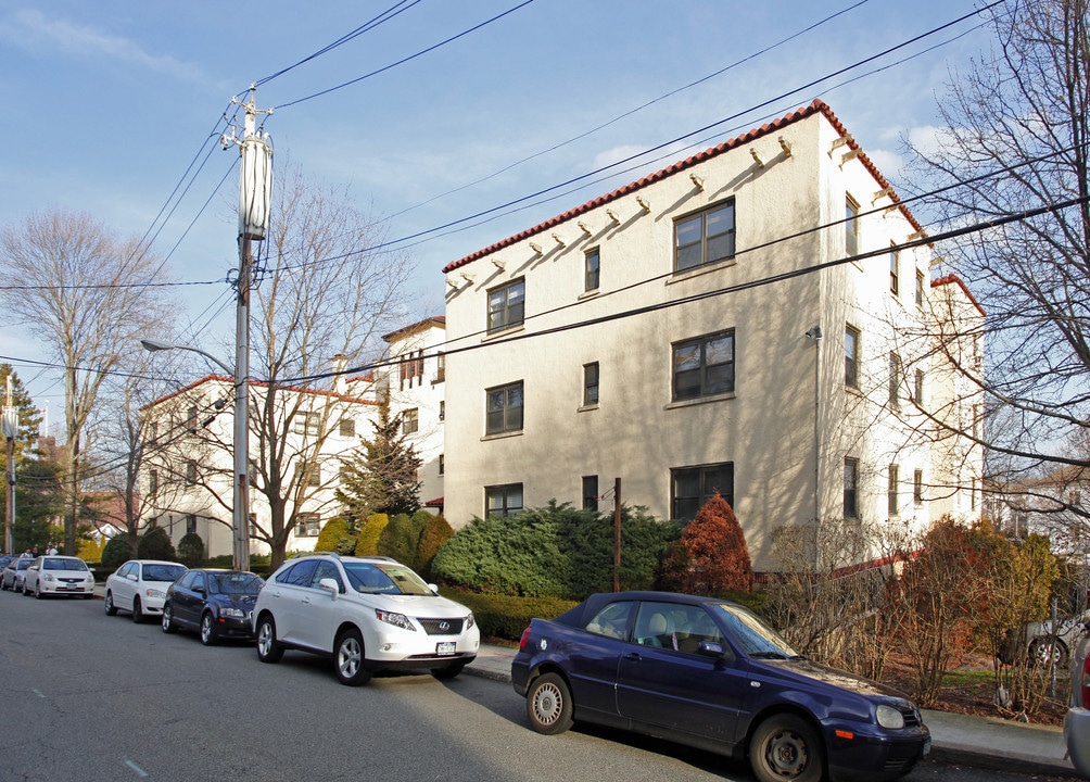 Carolyn Court in Mamaroneck, NY - Foto de edificio