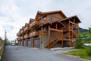 103 Falcon St in Banff, AB - Building Photo