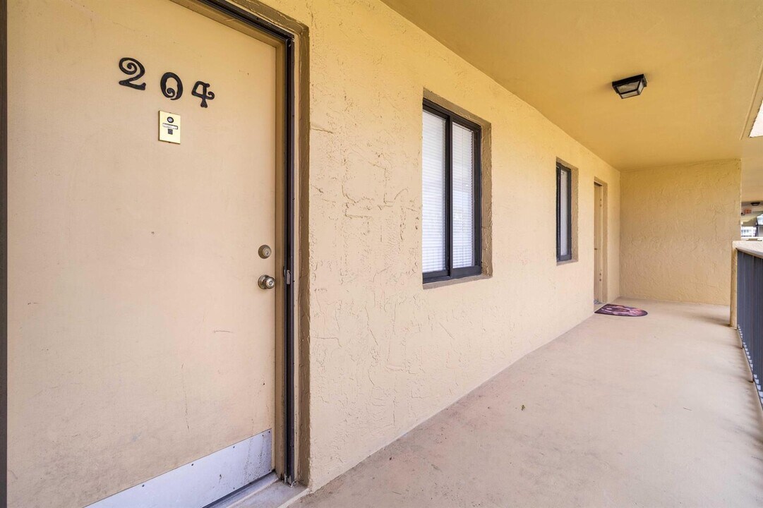 2820 Tennis Club Dr, Unit 204 in West Palm Beach, FL - Building Photo