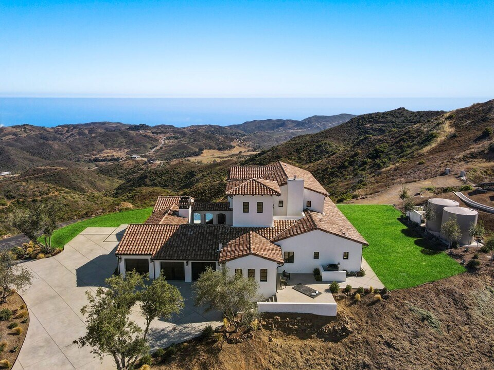 33065 Mulholland Hwy in Malibu, CA - Building Photo