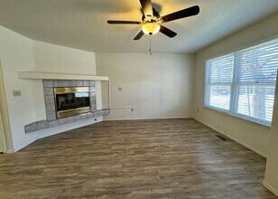 6913 Yellowpine Dr in Colorado Springs, CO - Foto de edificio - Building Photo