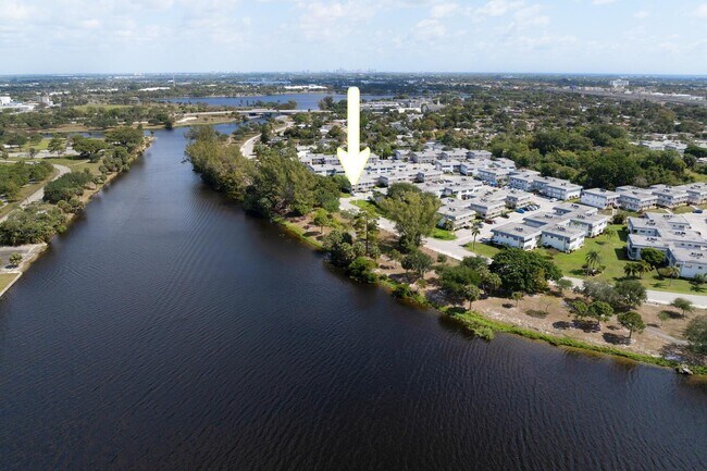 2920 Lake Osborne Dr in Lake Worth Beach, FL - Building Photo - Building Photo