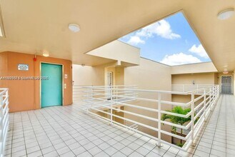 8050 NW 8th St in Miami, FL - Building Photo - Building Photo