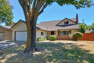 2102 Whittier Dr in Davis, CA - Building Photo
