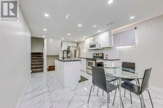 878 Blairholm Ave in Mississauga, ON - Building Photo - Building Photo