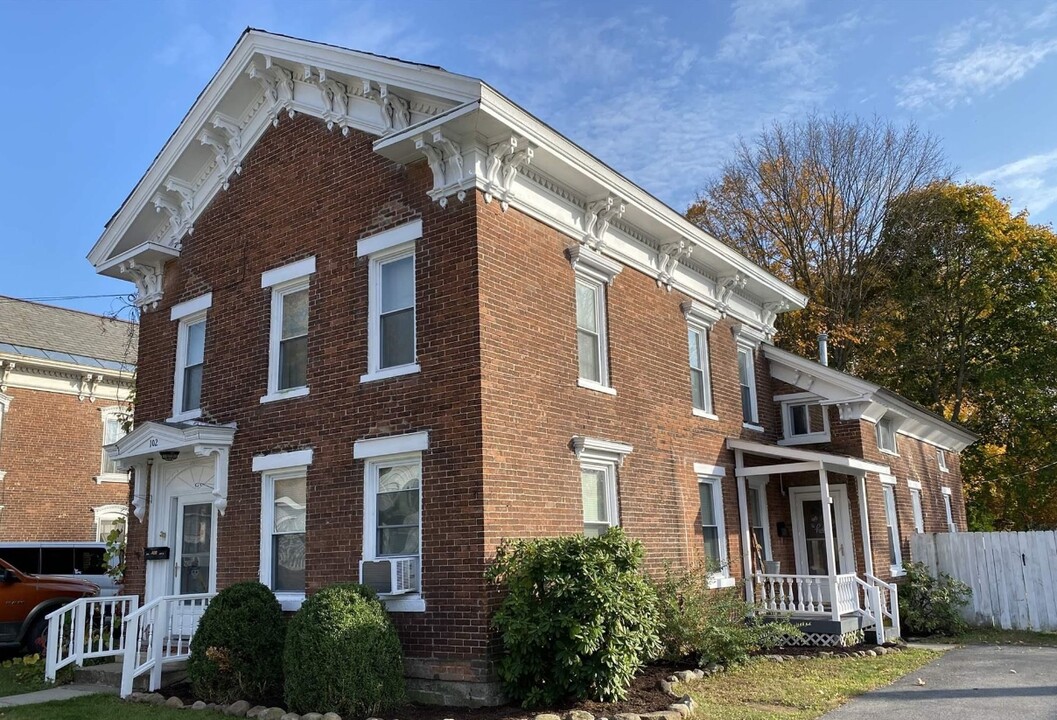 102 East St in Fort Edward, NY - Building Photo