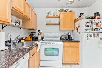 2740 N Pine Grove Ave, Unit 13F in Chicago, IL - Foto de edificio - Building Photo